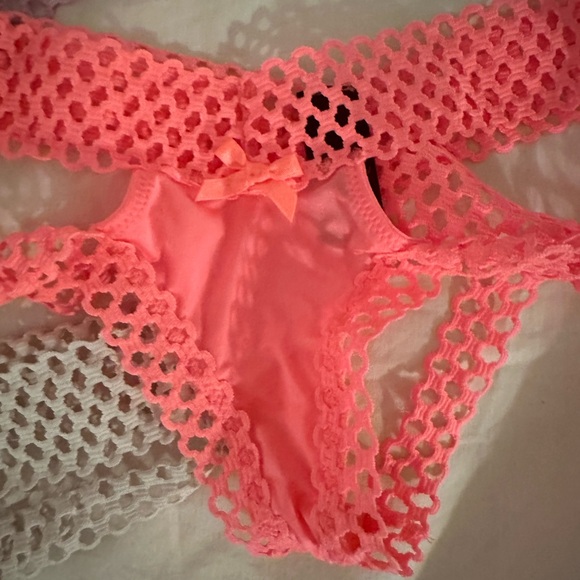 Victoria’s Secret Set of 3 Lacy Thongs - XS (Brand New) - Picture 8 of 10